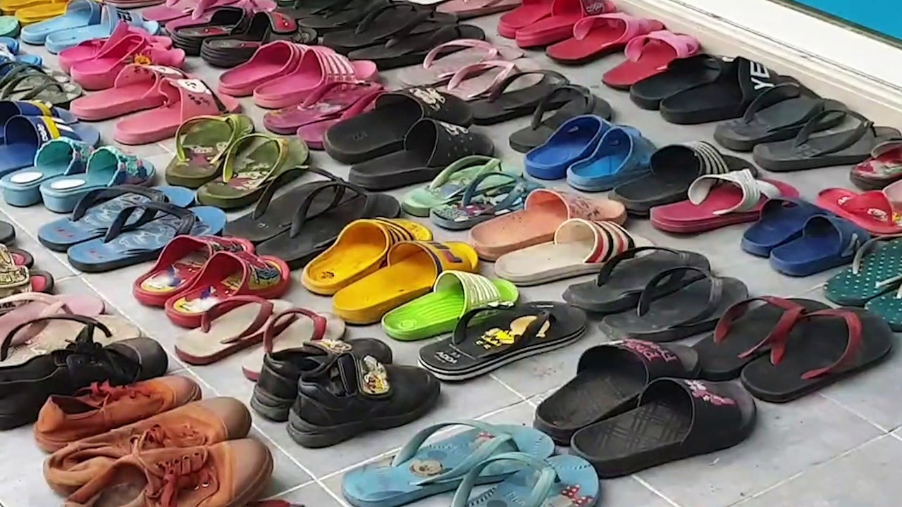 Dude With Weird Flip-Flop Fetish Caught