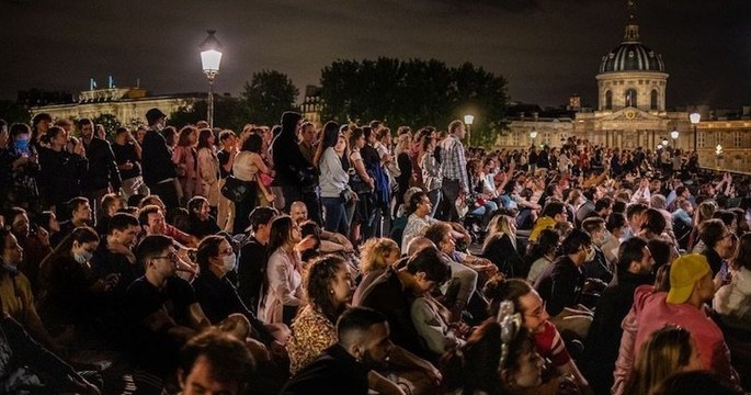 En dépit des risques sanitaires, des milliers de personnes ont assisté au feu d'artifice de Paris