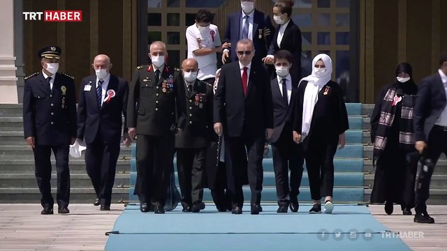 Cumhurbaşkanı Erdoğan, 15 Temmuz Anıtı'na çelenk bıraktı