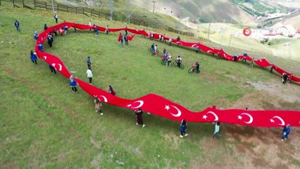 Şehitler için 150 metre uzunluğundaki bayrakla zirveye tırmandılar