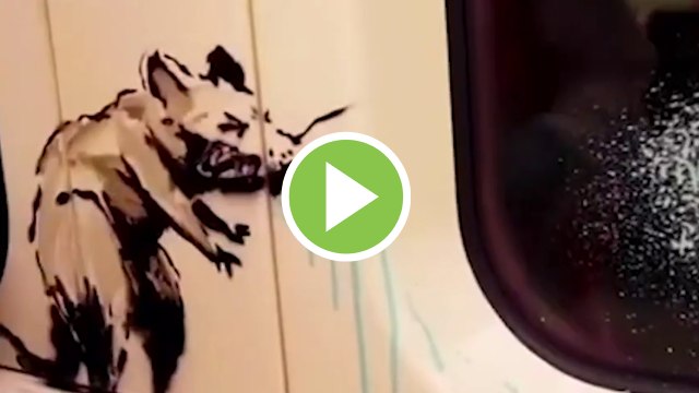 Banksy actúa en el metro de Londres, esta vez con gente delante