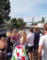 Après avoir réussi à atterrir sur le bateau en passant sur le pont, il perd son équilibre et tombe dans l’eau