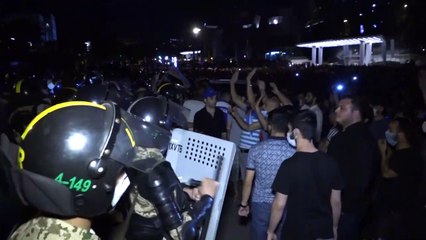 Aserbaidschaner demonstrieren für Krieg mit Armenien