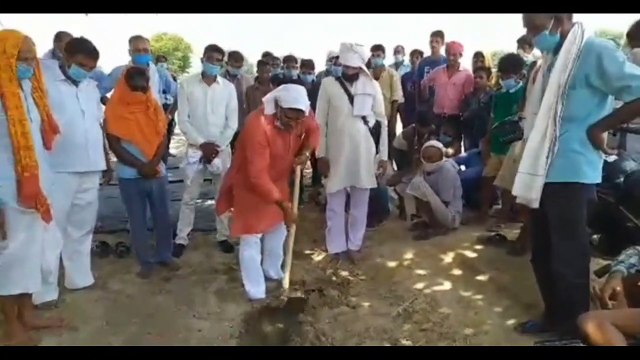 प्राथमिक विद्यालय की चार दीवारी बाउंड्री निर्माण के लिए की गयी पूजा