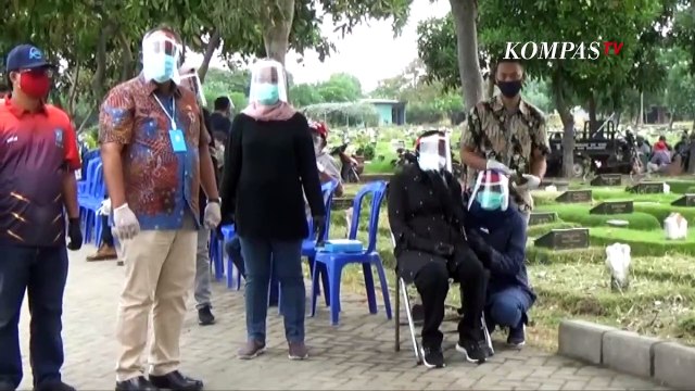 Risma Menangis Saat Pemakaman Kepala Dinas DP5A Kota Surabaya