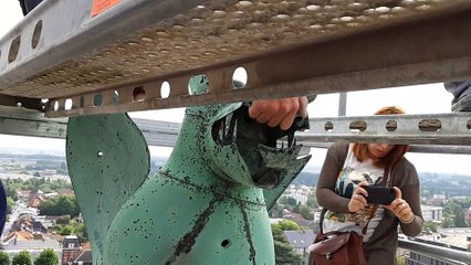 La dépose du dragon au sommet du beffroi de Béthune