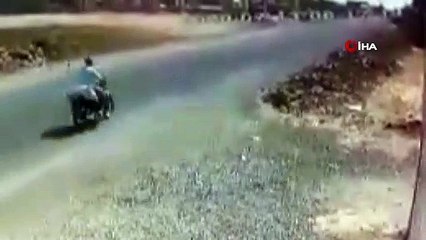 Yol savaş alanına döndü, saman balyaları motosiklet sürücüsünün üzerine böyle düştü