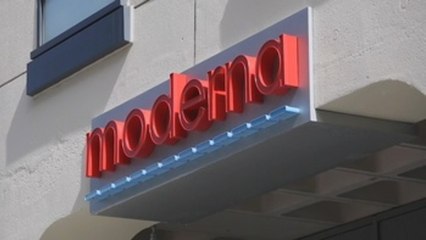 Moderna espera producir mil millones de dosis anuales de vacuna de COVID-19