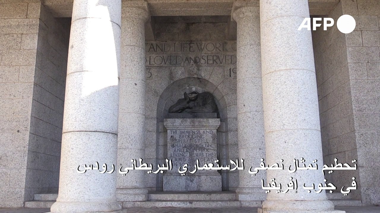 تحطيم تمثال نصفي للاستعماري البريطاني رودس في جنوب إفريقيا