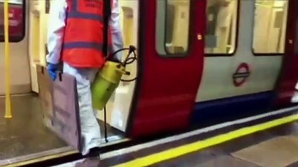 Banksy reaparece en el metro de Londres con un graffiti sobre el coronavirus