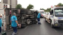 Bayrampaşa’da zincirleme kazada kamyonet devrildi : 2 hafif yaralı