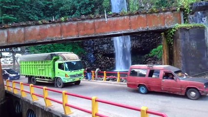 " KESULITAN NAIK TANJAKAN " beberapa truck minta agar ban mobilnya diganjal di tanjakan silaiang kariang Sumatra Barat