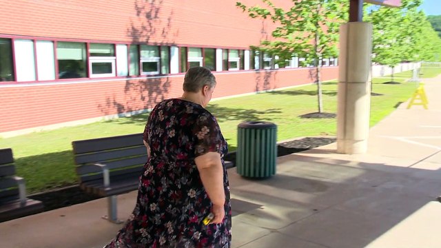 Elle obtient son diplôme d'études postsecondaires à 54 ans