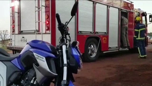 Jovens ficam feridos após colisão entre carro e moto