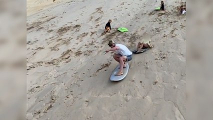 Elsa Pataky y Chris Hemsworth surfean las dunas australianas
