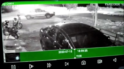 Colisão de trânsito é flagrada por câmera de monitoramento no Santa Felicidade