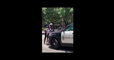 アメリカ テキサス州 オースティン市 公道で男性警察官が女性ドライバーのボディチェック