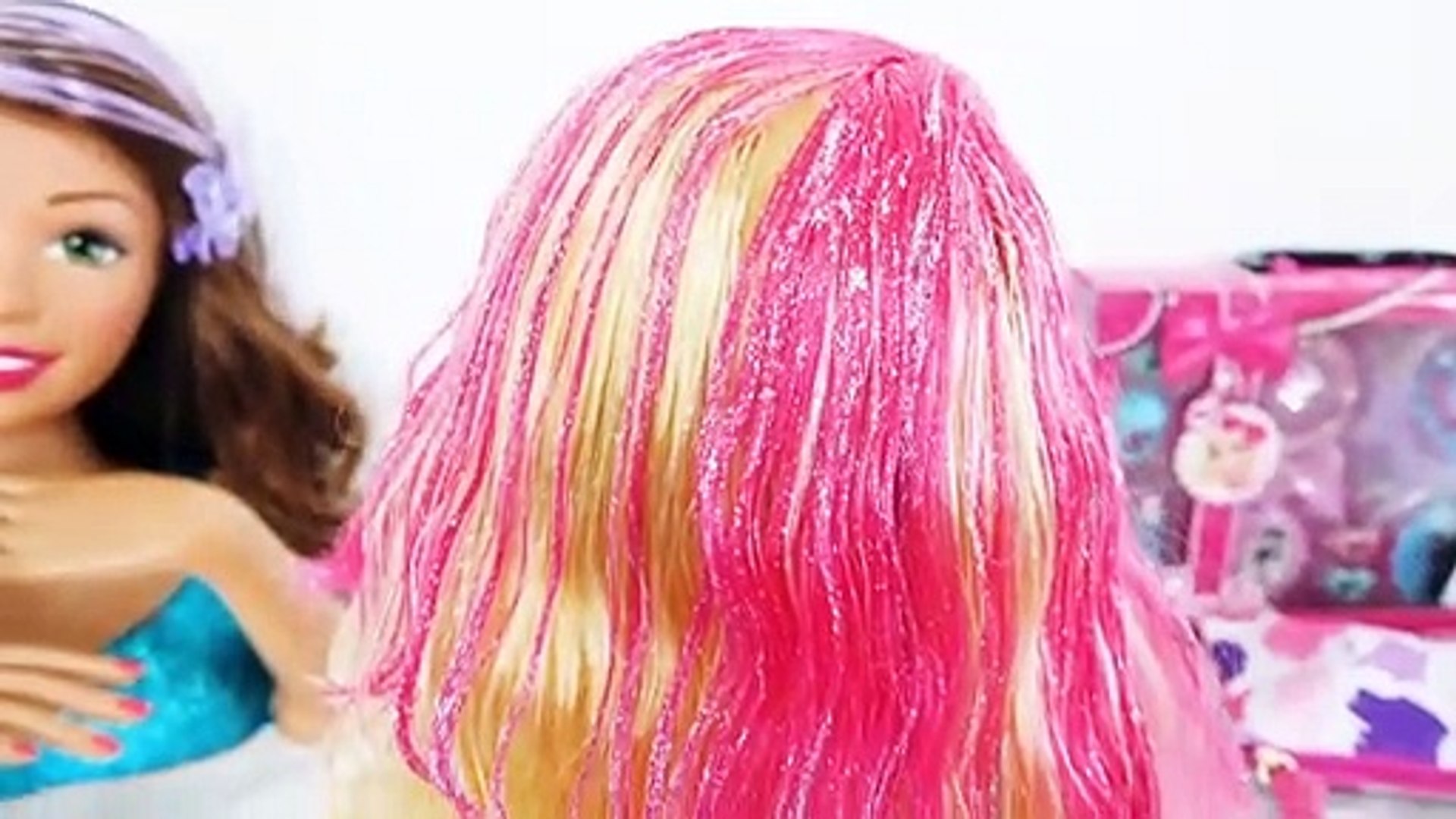 Barbie CORTA CABELO e faz MAQUIAGEM DE VERDADE no Salão de Beleza! Salon  HairCut Real Make 