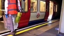 Coronavirus : Une oeuvre de l'artiste Banksy qui incitait à porter des masques a été effacée par erreur dans le métro de Londres par les équipes de nettoyage
