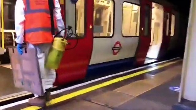 Coronavirus : Une oeuvre de l'artiste Banksy qui incitait à porter des masques a été effacée par erreur dans le métro de Londres par les équipes de nettoyage