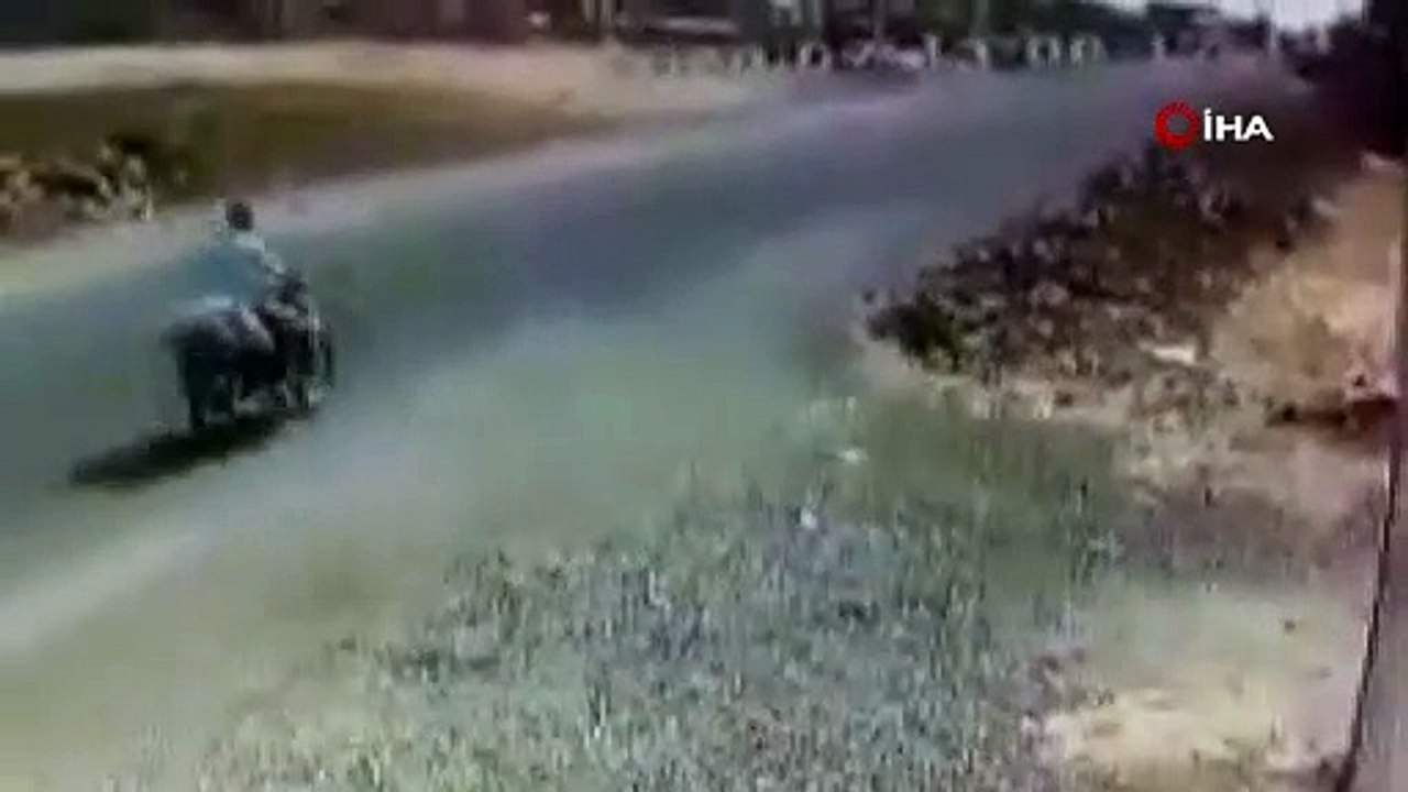 Yolda üzerine saman balyası düşen motosiklet sürücüsünün hayatını kaybettiği anlar kamerada