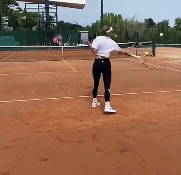 Caroline Wozniacki riprende la racchetta in mano dopo sei mesi - Credit: @CarolineWozniacki