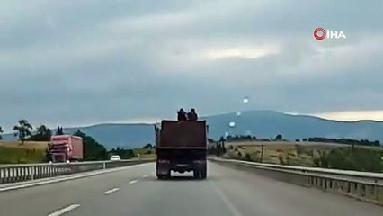 Bursa’da kamyon üstünde tehlikeli yolculuk