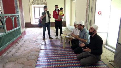 Fatih Sultan Mehmet'in babasına dua ettiler, Ayasofya'da namaz kılmak için Bursa'dan yürüyerek yola çıktılar