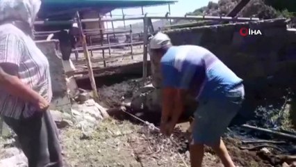 Düştüğü bataklıktan itfaiye kurtardı