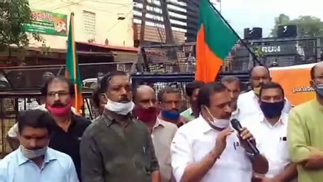 മുഖ്യമന്ത്രി പിണറായി വിജയന്റെ രാജി ആവശ്യപ്പെട്ടു കണ്ണൂരിൽ മന്ത്രി കടന്നപ്പള്ളി രാമചന്ദ്രന്റെ ഓഫീസിലേക്ക് ബിജെപി നടത്തിയ  മാർച്ച്