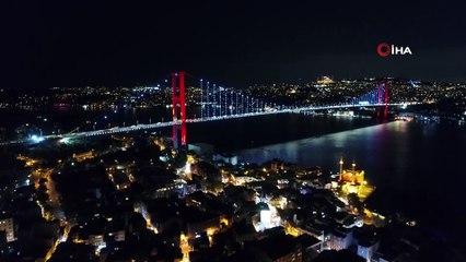 15 Temmuz Şehitler Köprüsü kırmızı beyaza büründü