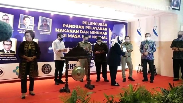Sejumlah pengelola restoran dan pusat jajanan menerapkan protokol kesehatan ketat seperti pembatas di meja makan dan pengaturan jarak meja.