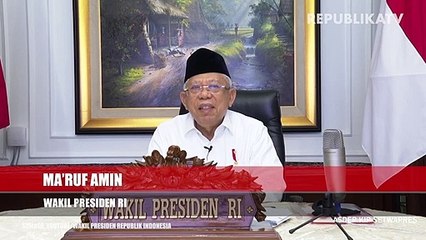 Penyandang disabilitas dari Perhimpunan Penyandang Disabilitas Indonesia membagikan masker gratis kepada pengendara yang tidak memakai masker di kawasan Cikapayang.
