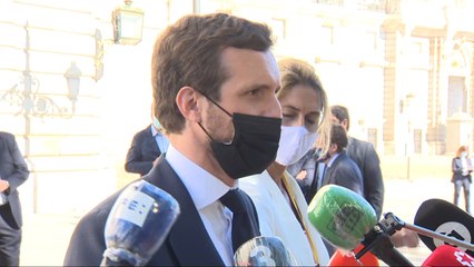 Casado defiende al Rey "frente a los ataques de algunos ministros"