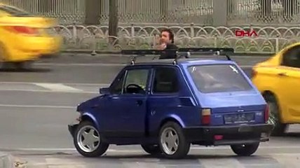 Yol ortasında aküsü biten otomobilin sürücüsü çılgına döndü