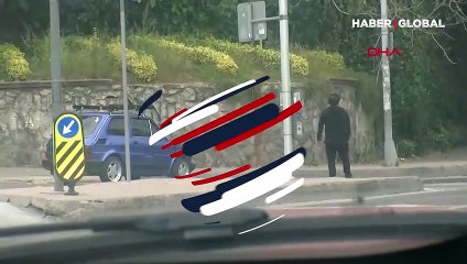 Yol ortasında aküsü biten otomobilin sürücüsü yardım alamayınca çılgına döndü