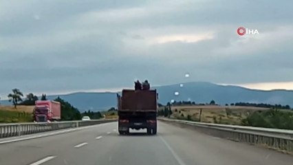 Kamyon üstünde tehlikeli yolculuk kamerada