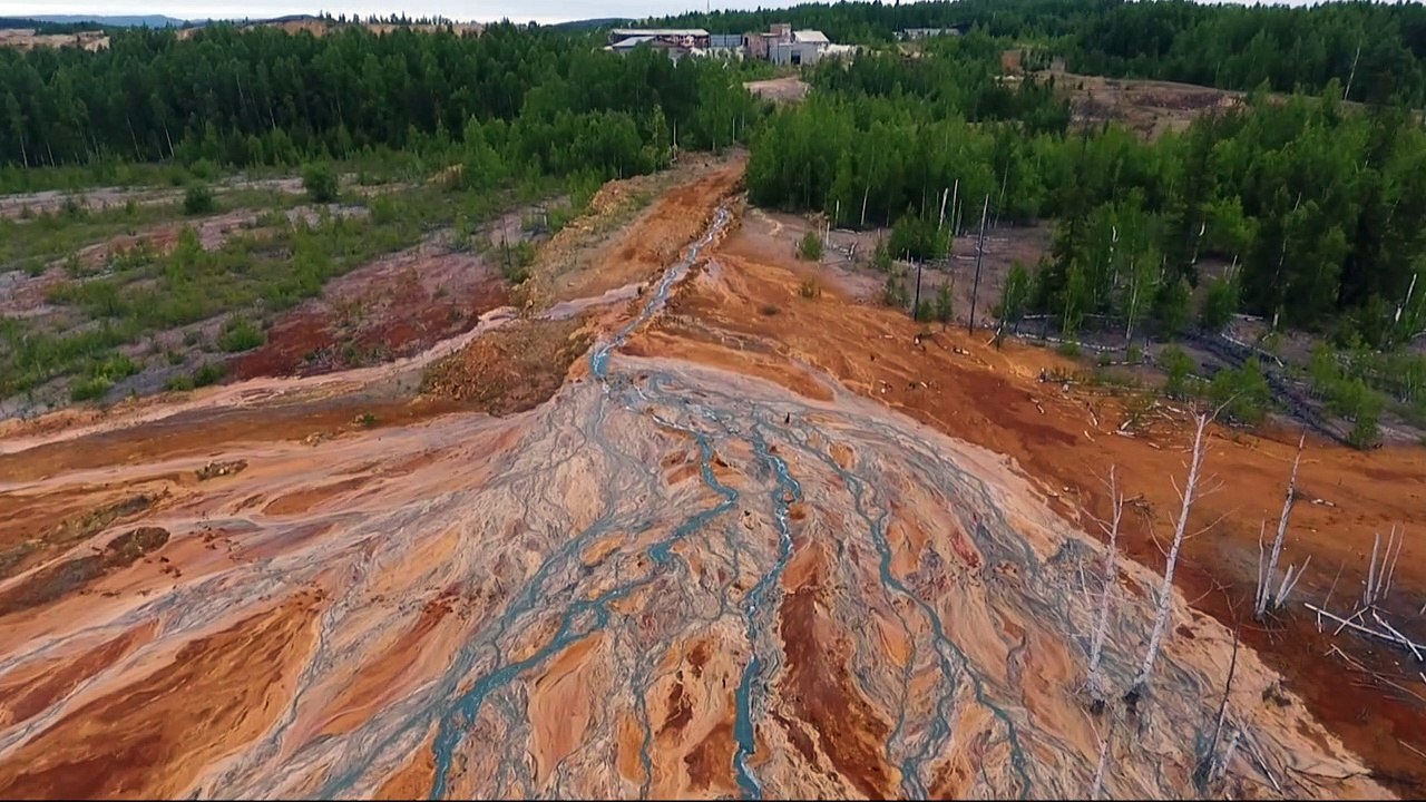 Giftstrom aus Bergwerk: Umweltkatastrophe im Ural