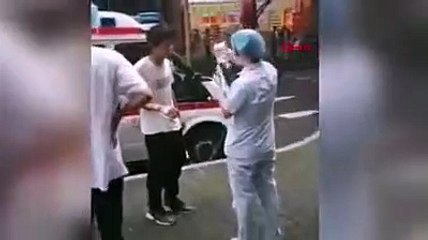 Kafasına bıçak saplanan kişinin sakin tavrı dikkat çekti