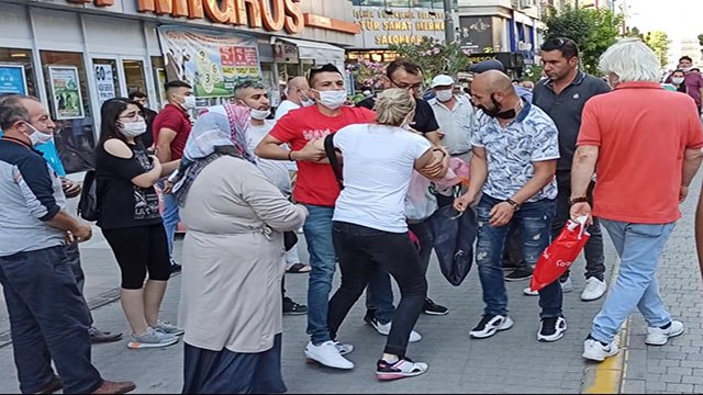 Boşandığı kocasının yeni eşini yolda görünce saldırdı