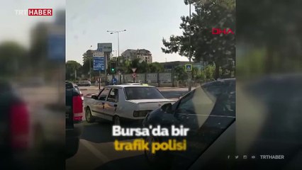Yolda kalan sürücünün aracını trafik polisi iterek yardım etti