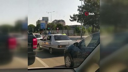 Trafik polisinden alkışlanacak hareket... Yolda kalan otomobili trafik polisi itti