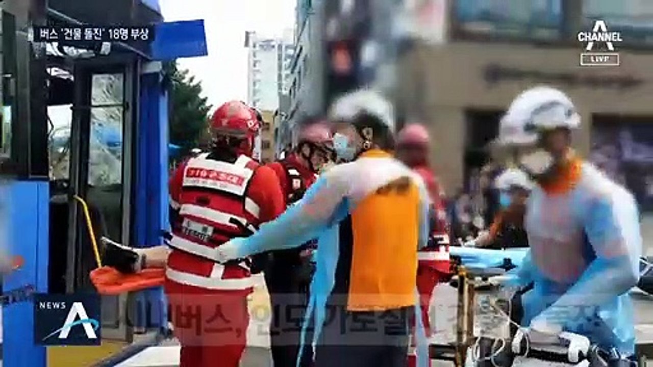 의식 잃은 운전기사…시내버스, 인도 가로질러 건물 돌진