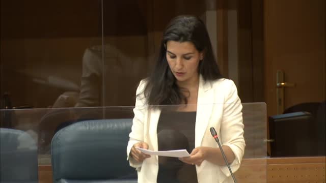 Ayuso dice que habría ido andando descalza a China para traer el material con sus propias manos