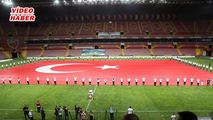 (16 Temmuz 2020) KADİR HAS’TA DEV TÜRK BAYRAĞI