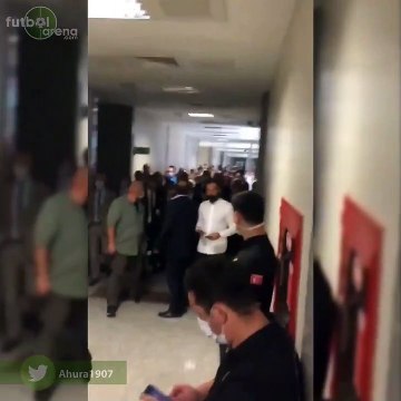 Aziz Yıldırım'dan adliyede kendisine tezahürat yapan taraftara: Mahkeme lan burası