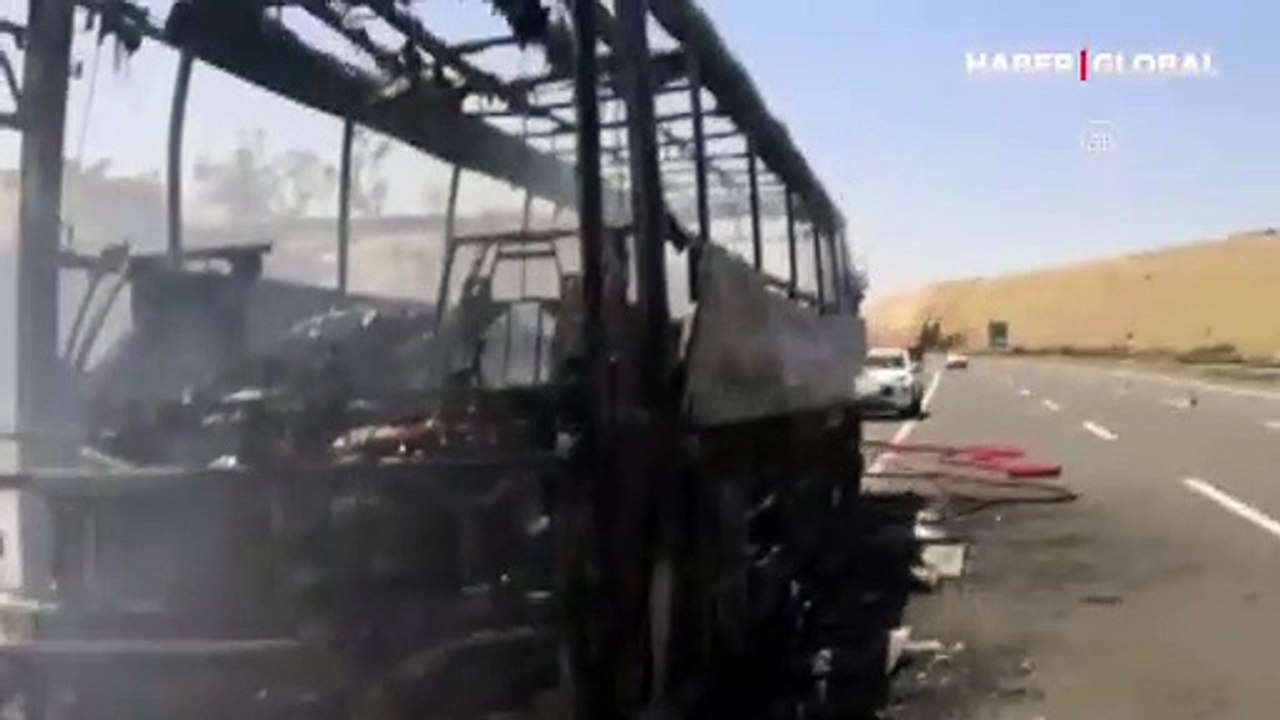 Şanlıurfa'da yolcu otobüsü yanarak kül oldu