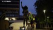 شاهد: نصب تمثال ناشطة ضد العنصرية مكان آخر لتاجر رقيق بريطاني انتزعه ناشطون