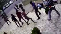 Kadıköy’de sokak ortasında bıçaklı sopalı kavga kamerada
