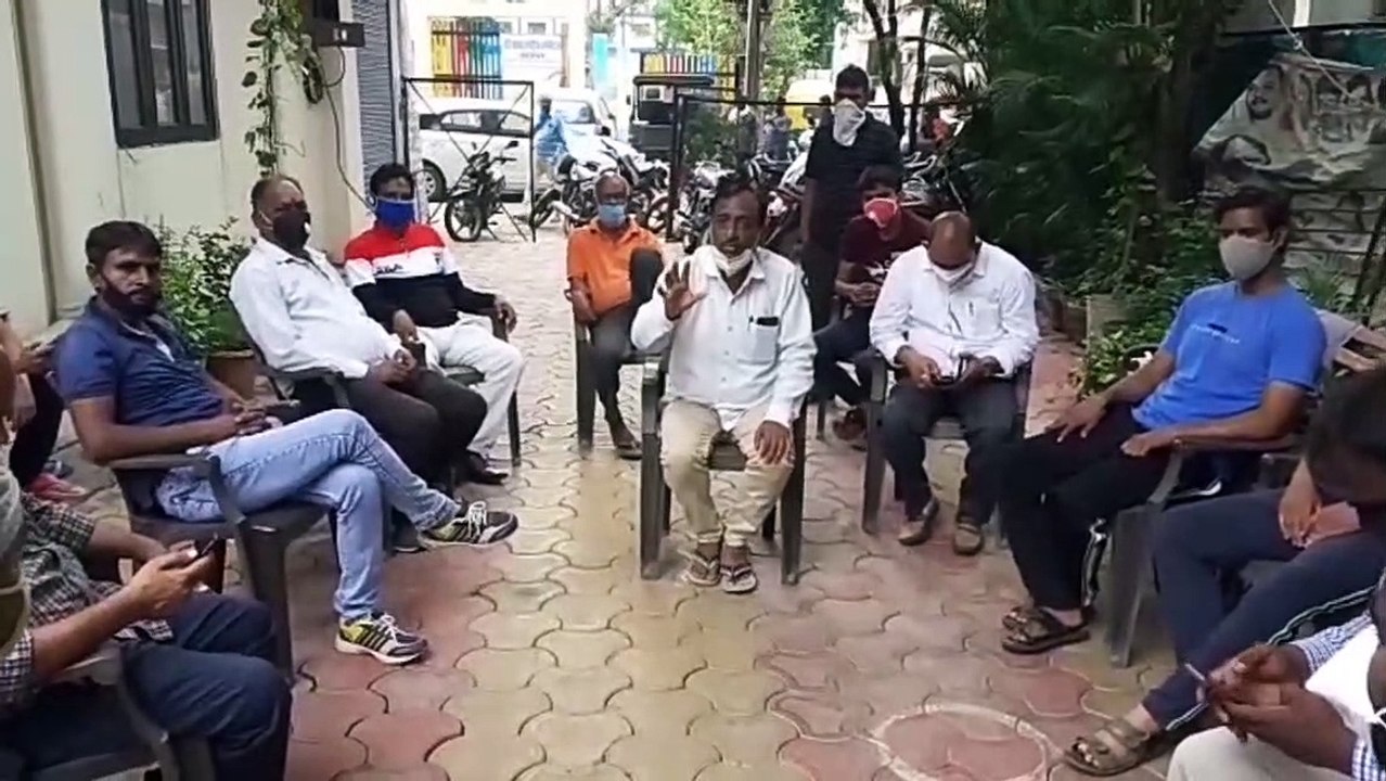 जिम्मेदारों की लापरवाही पर रहवासियों ने किया निगम के कर्मचारियों का घेराव